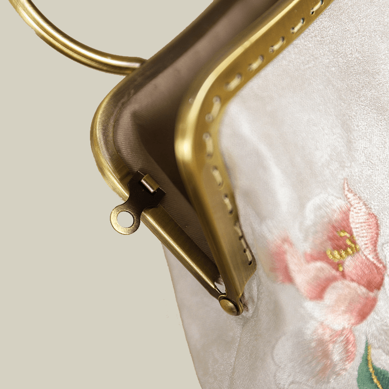 Peony Embroidered White Handbag with Metal Kiss-Lock - 이미지 4