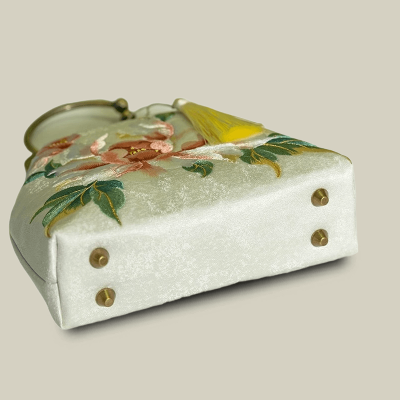 Peony Embroidered White Handbag with Metal Kiss-Lock - 이미지 10
